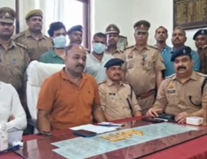 भारतीय रेलवे स्टेशन पर करोड़ों रुपये का अफ्रीकी सोना पकड़ा, दो तस्कर गिरफ्तार