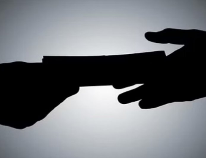 देहरादून: बिजली विभाग के इंजीनियर को 80,000 रुपये की रिश्वत लेते रंगे हाथ गिरफ्तार किया गया