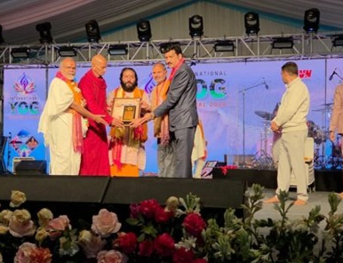 ऋषिकेश में नागेंद्र प्रसाद जोशी को मिला प्रतिष्ठित ‘इंटरनेशनल योग अवार्ड’