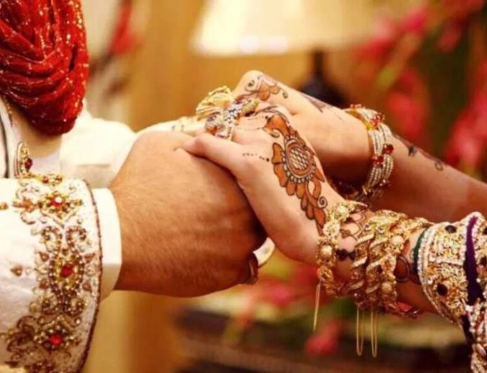 जौनसार में एक ही मंडप में 6 जोड़ों की अनोखी शादी, सादगी और प्रेम का प्रतीक