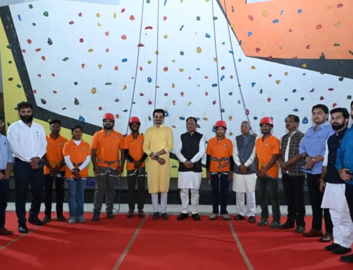 मुख्यमंत्री विष्णुदेव साय ने जशपुर में 27 लाख की लागत से किया स्पोर्ट्स क्लाइम्बिंग वॉल इंडोर स्टेडियम का उद्घाटन