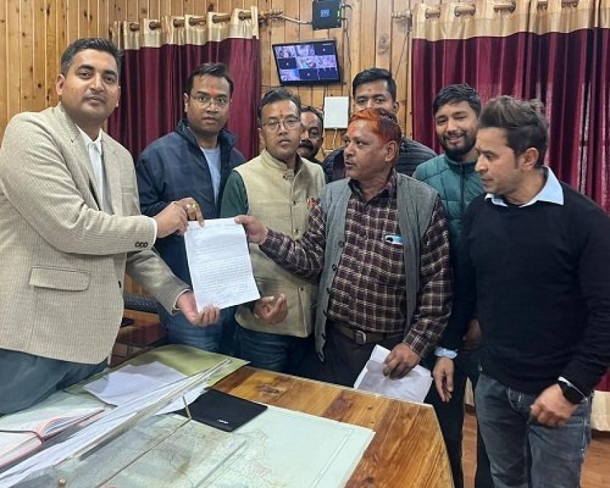 अल्मोड़ा: खतरा बने पेड़ों की चिंता लेकर डीएफओ से मिले राजीव गुरूरानी