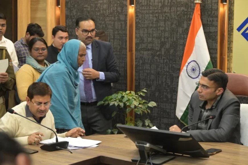 जनदर्शन में सख्त डीएम, लापरवाही पर वेतन रोका