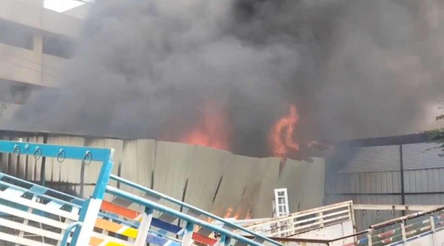 कार गैरेज में लगी भीषण आग, कई गाड़ियां जलकर खाक, मची अफरा-तफरी