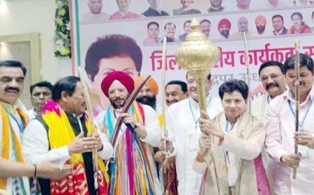 “कुर्मारी शैलजा की स्पष्ट चेतावनी: ‘बैठे रहोगे तो वोट नहीं मिलेंगे’ - उत्तराखंड कांग्रेस की नई चुनौती