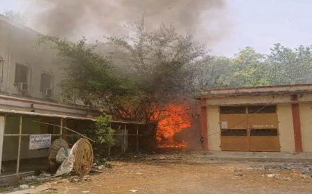 बीएचयू आयुर्वेद संकाय में भीषण आग: लाखों का सामान राख, प्रशासन के हाथ-पैर फूले