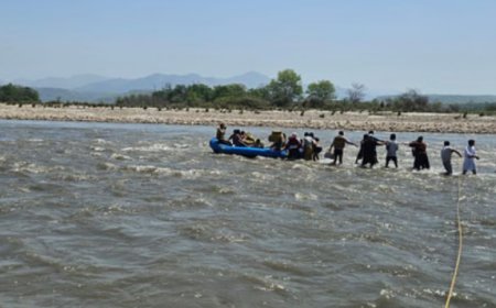 गंगा का विकराल रूप: 21 श्रद्धालु टापू पर फंसे, प्रशासन का बड़ा रेस्क्यू अभियान