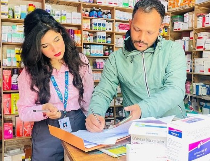 अल्मोड़ा में दवा प्रतिष्ठानों में अनियमितताओं का पर्दाफाश, प्रशासन ने दिया सात दिन का अल्टीमेटम