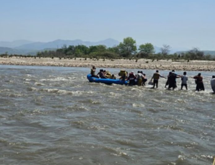 गंगा का विकराल रूप: 21 श्रद्धालु टापू पर फंसे, प्रशासन का बड़ा रेस्क्यू अभियान