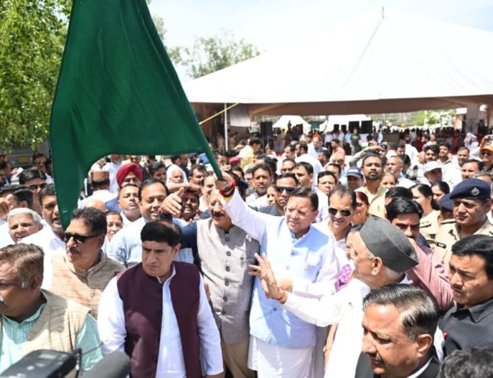 मुख्यमंत्री ने चार धाम यात्रा को हरी झंडी दिखाकर किया शुभारंभ - ऋषिकेश में ऐतिहासिक कदम