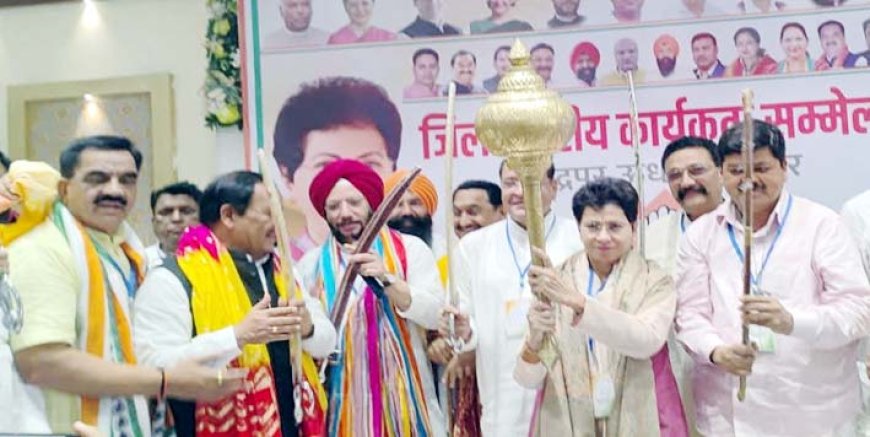 “कुर्मारी शैलजा की स्पष्ट चेतावनी: ‘बैठे रहोगे तो वोट नहीं मिलेंगे’ - उत्तराखंड कांग्रेस की नई चुनौती