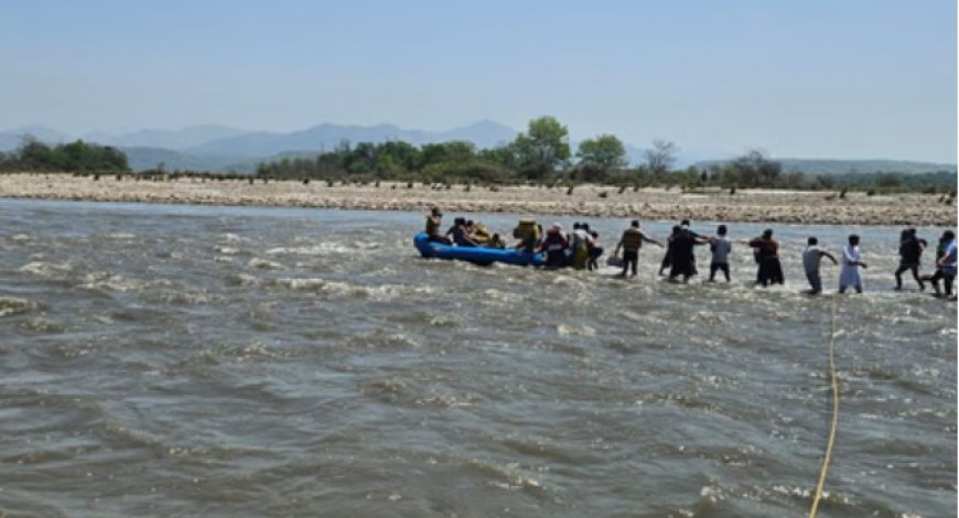 गंगा का विकराल रूप: 21 श्रद्धालु टापू पर फंसे, प्रशासन का बड़ा रेस्क्यू अभियान