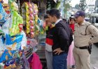 सिगरेट पी रहे बच्चों को अपने वाहन में ले गए डीएम, दुकानदार को किया रंगेहाथ गिरफ्तार