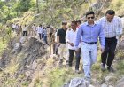 अल्मोड़ा के जिलाधिकारी अंशुल सिंह की प्रेरणादायक यात्रा: तड़म गांव की दुर्गम राह पर चलकर दिखाया साहस