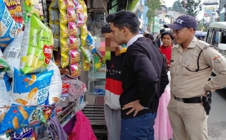 सिगरेट पी रहे बच्चों को अपने वाहन में ले गए डीएम, दुकानदार को किया रंगेहाथ गिरफ्तार