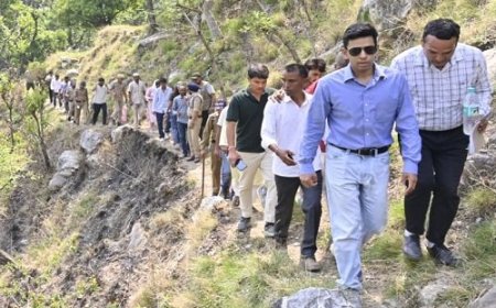 अल्मोड़ा के जिलाधिकारी अंशुल सिंह की प्रेरणादायक यात्रा: तड़म गांव की दुर्गम राह पर चलकर दिखाया साहस