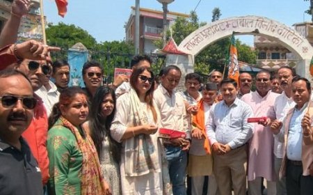 अल्मोड़ा: भगत सिंह कोश्यारी को पद्म भूषण मिलने पर भाजपा कार्यकर्ताओं ने मनाया जश्न