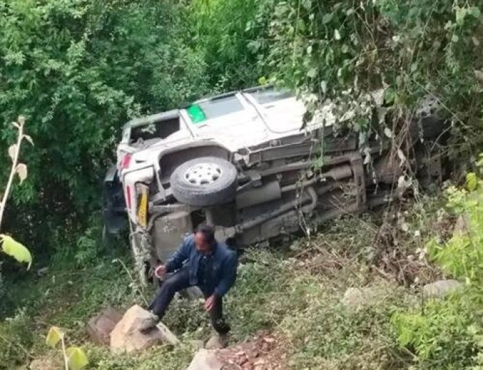 बागेश्वर में बोलेरो हादसा: जंगली सुअरों को बचाने के प्रयास में खाई में गिरी वाहन