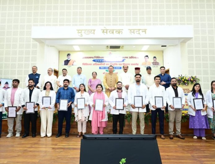 मुख्यमंत्री पुष्कर सिंह धामी ने 307 अभ्यर्थियों को सौंपे नियुक्ति पत्र, जनसेवा का लिया संकल्प