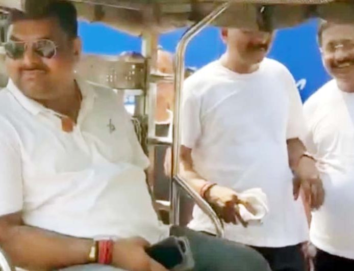 प्रधानमंत्री मोदी की तेल बचत अपील का असर: मंत्री गजेंद्र यादव ने छोड़ी लग्जरी गाड़ी, अपनाया ई-रिक्शा