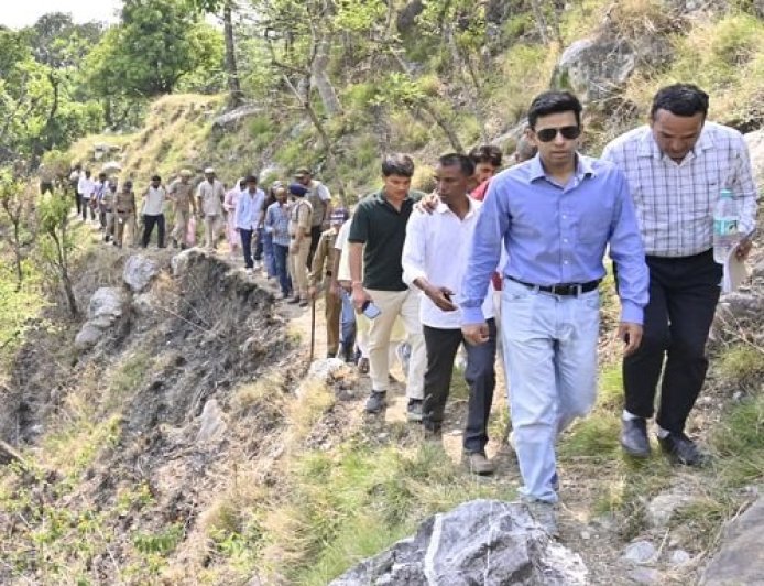 अल्मोड़ा के जिलाधिकारी अंशुल सिंह की प्रेरणादायक यात्रा: तड़म गांव की दुर्गम राह पर चलकर दिखाया साहस