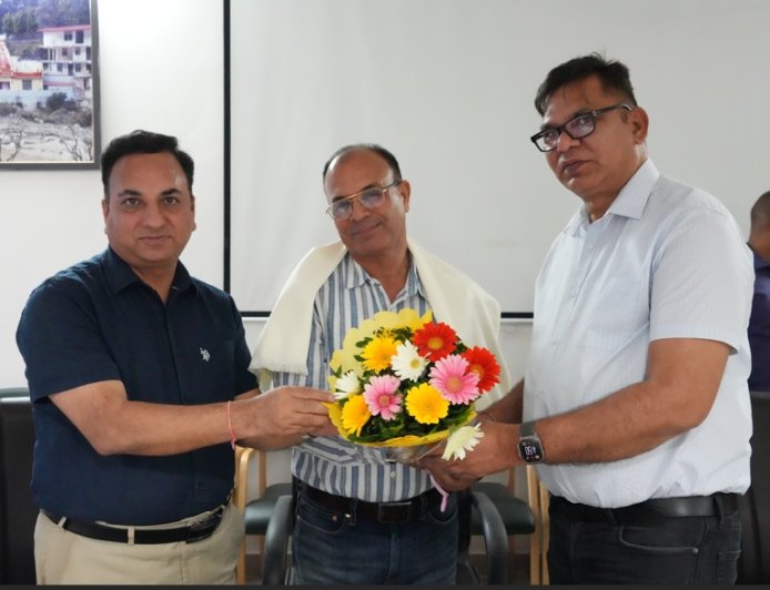 उत्तराखंड सूचना विभाग के सहायक निदेशक ललिता प्रसाद भट्ट को भावभीनी विदाई