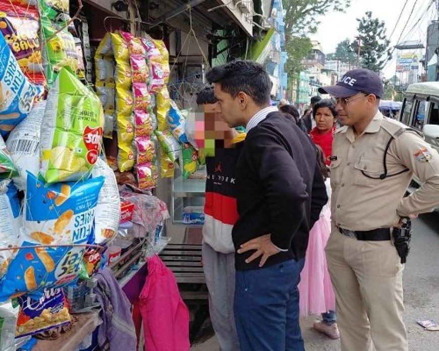सिगरेट पी रहे बच्चों को अपने वाहन में ले गए डीएम, दुकानदार को किया रंगेहाथ गिरफ्तार