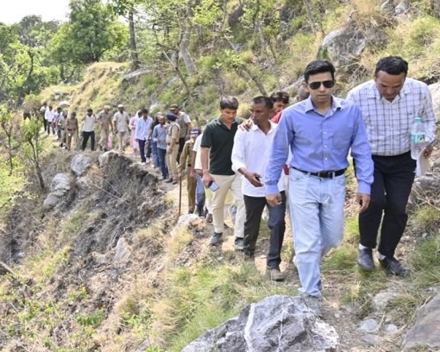 अल्मोड़ा के जिलाधिकारी अंशुल सिंह की प्रेरणादायक यात्रा: तड़म गांव की दुर्गम राह पर चलकर दिखाया साहस