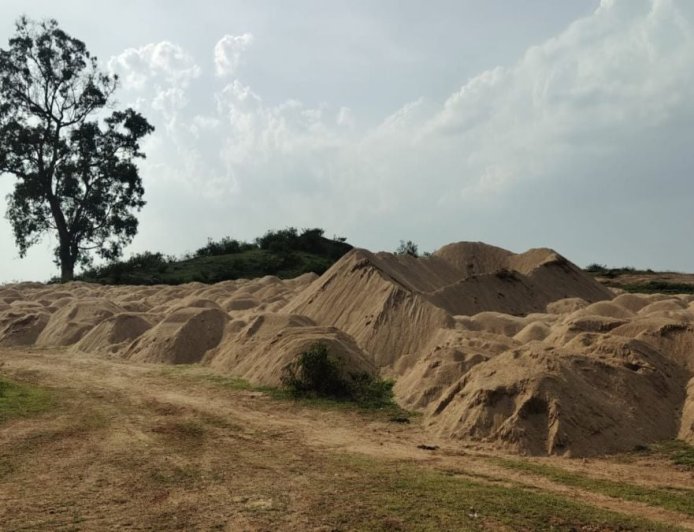 जशपुर में अवैध रेत उत्खनन पर कड़ी कार्रवाई, 200 ट्रैक्टर-ट्रॉली जब्त और भारी जुर्माना