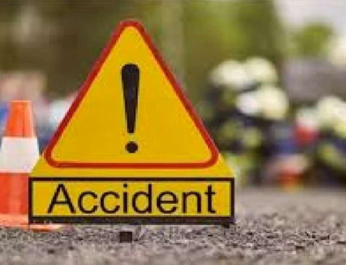 अलीगढ़ में सड़क हादसे ने छीन ली तीन जिंदगियाँ: तेज रफ्तार कार ने 2 बाइकों को मारा टकराव