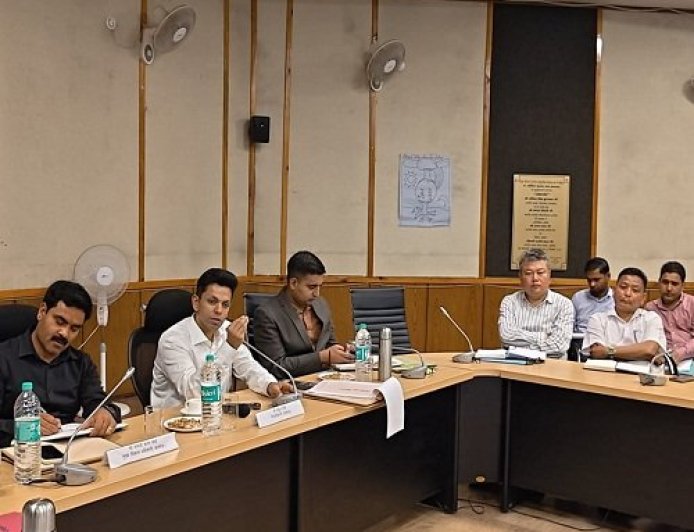 अल्मोड़ा में 25 सूत्रीय कार्यक्रम के लक्ष्यों का समयबद्ध पालन सुनिश्चित करने की जरूरत: अंशुल सिंह