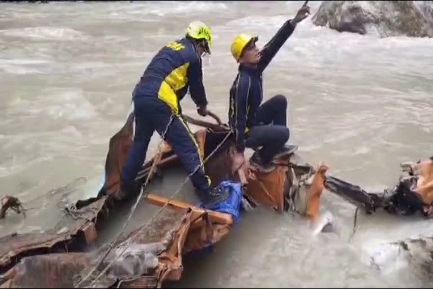 हेलंग में हुआ दुःखद हादसा: अलकनंदा नदी में गिरा ट्रक, चालक की जान गई