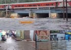 खंडवा में बारिश ने नगर निगम की व्यवस्था की पोल खोली, बच्चों ने स्कूल में स्विमिंग पूल की तरह की तैराकी
