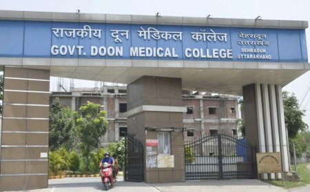 दून मेडिकल कॉलेज मेस फीस घोटाले में बड़ी कार्रवाई, कथित मास्टरमाइंड लेखाकार निलंबित