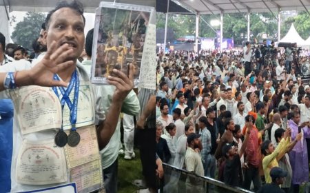 Degree की माला पहनकर राहुल गांधी से मिलने पहुंचा युवक, कार्यक्रम में रोजगार और पेपर लीक बने प्रमुख मुद्दे