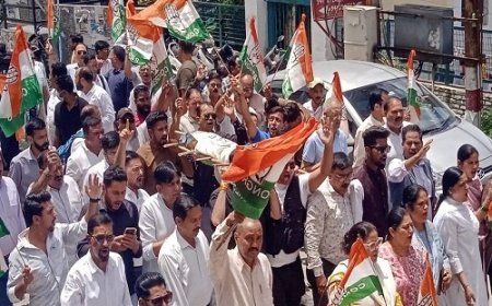 दिल्ली से अल्मोड़ा में आक्रोश की लहर: कांग्रेस और छात्रों ने माल रोड पर किया जोरदार प्रदर्शन