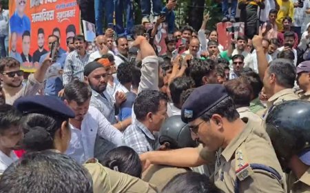 हल्द्वानी में पेपर लीक और लाठीचार्ज के विरोध में छात्रों का हंगामा, पुलिस से हुई भिडंत
