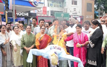देहरादून में महिला कांग्रेस का विरोध, केंद्रीय मंत्री प्रह्लाद जोशी का पुतला फूंका