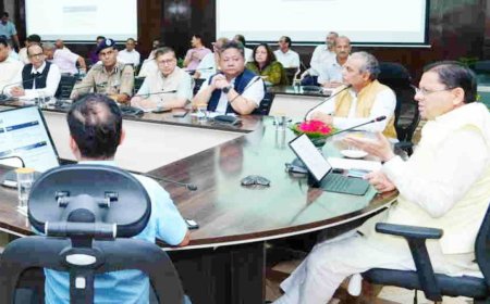 CM Dhami की सख्ती: हेल्पलाइन-1905 पर शिकायतों में लापरवाही पर कार्रवाई, अधिकारियों को दिए सख्त निर्देश