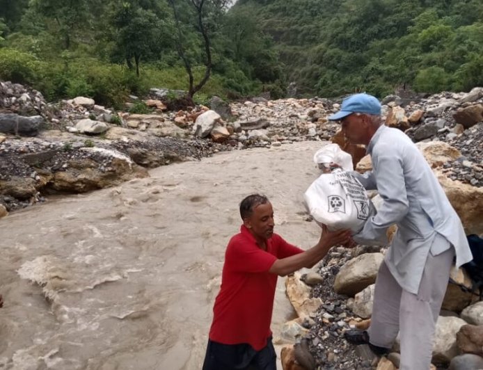 सौंग नदी पर पुल की कमी: ग्रामीणों की जान जोखिम में, बारिश ने हालात और बिगाड़े