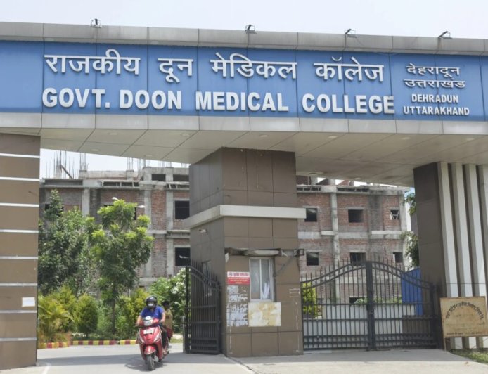 दून मेडिकल कॉलेज की मेस फीस घोटाले में बड़ी कार्रवाई, आरोपी लेखाकार निलंबित