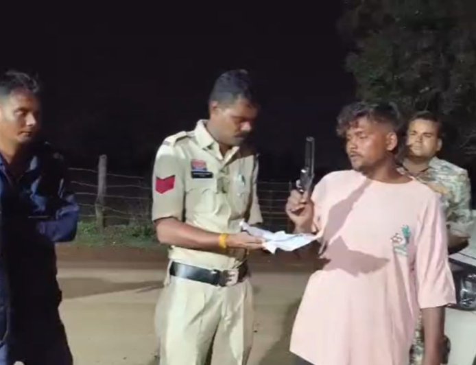 बेमेतरा: कट्टा दिखाकर बाजार में दहशत फैलाने वाले युवक को पुलिस ने गिरफ्तार किया