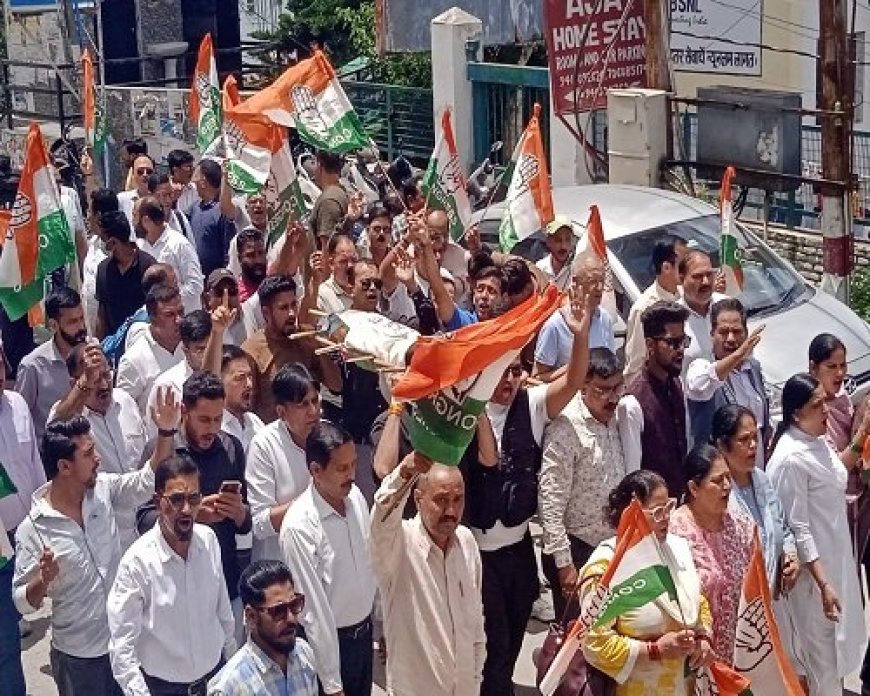 दिल्ली से अल्मोड़ा में आक्रोश की लहर: कांग्रेस और छात्रों ने माल रोड पर किया जोरदार प्रदर्शन