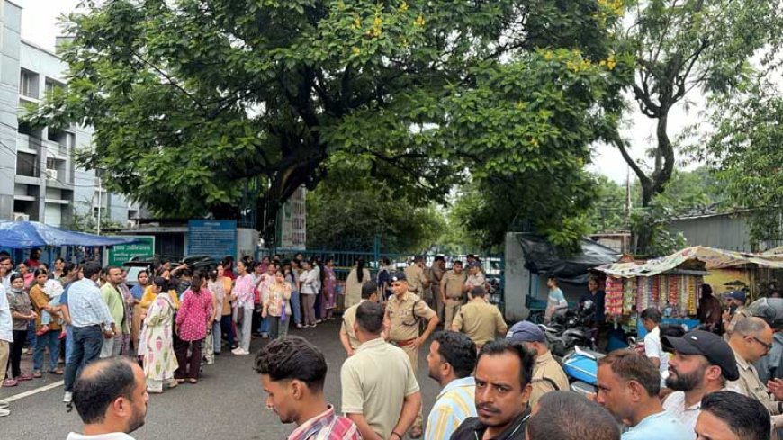 देहरादून में नर्सिंग अभ्यर्थियों का प्रदर्शन: चार महिला अभ्यर्थियों ने किया आत्महत्या का प्रयास