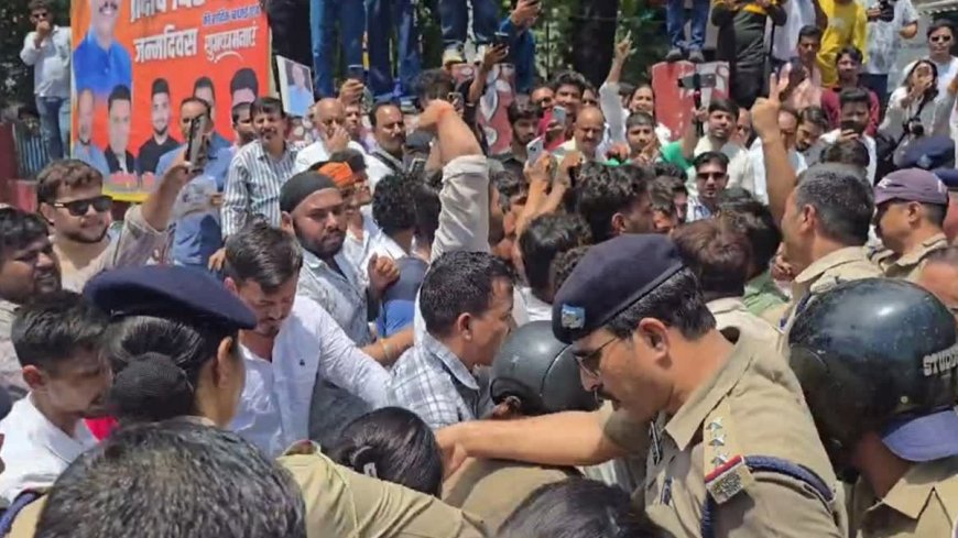 हल्द्वानी में पेपर लीक और लाठीचार्ज के विरोध में छात्रों का हंगामा, पुलिस से हुई भिडंत