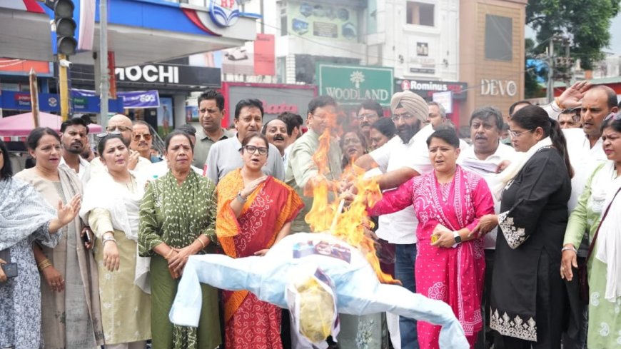 देहरादून में महिला कांग्रेस का विरोध, केंद्रीय मंत्री प्रह्लाद जोशी का पुतला फूंका