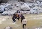 उत्तरकाशी में बारिश का कहर: सड़कें बंद, मरीजों को डंडी-कंडी से अस्पताल पहुंचाने वाले ग्रामीण