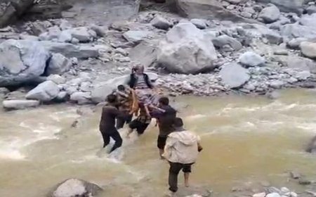 उत्तरकाशी में बारिश का कहर: सड़कें बंद, मरीजों को डंडी-कंडी से अस्पताल पहुंचाने वाले ग्रामीण