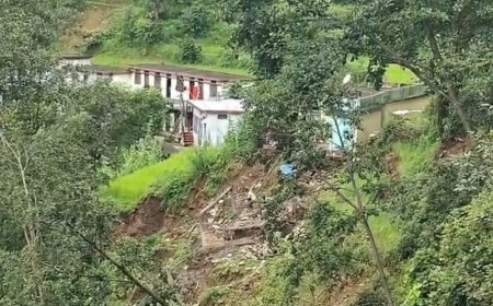रुद्रप्रयाग में बारिश और भूस्खलन का कहर: 10 परिवारों ने पलायन किया