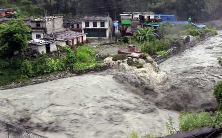 तिब्बत से आई बाढ़ ने मचाई तबाही, नेपाल में 105 भारतीय सहित 384 लोग लापता